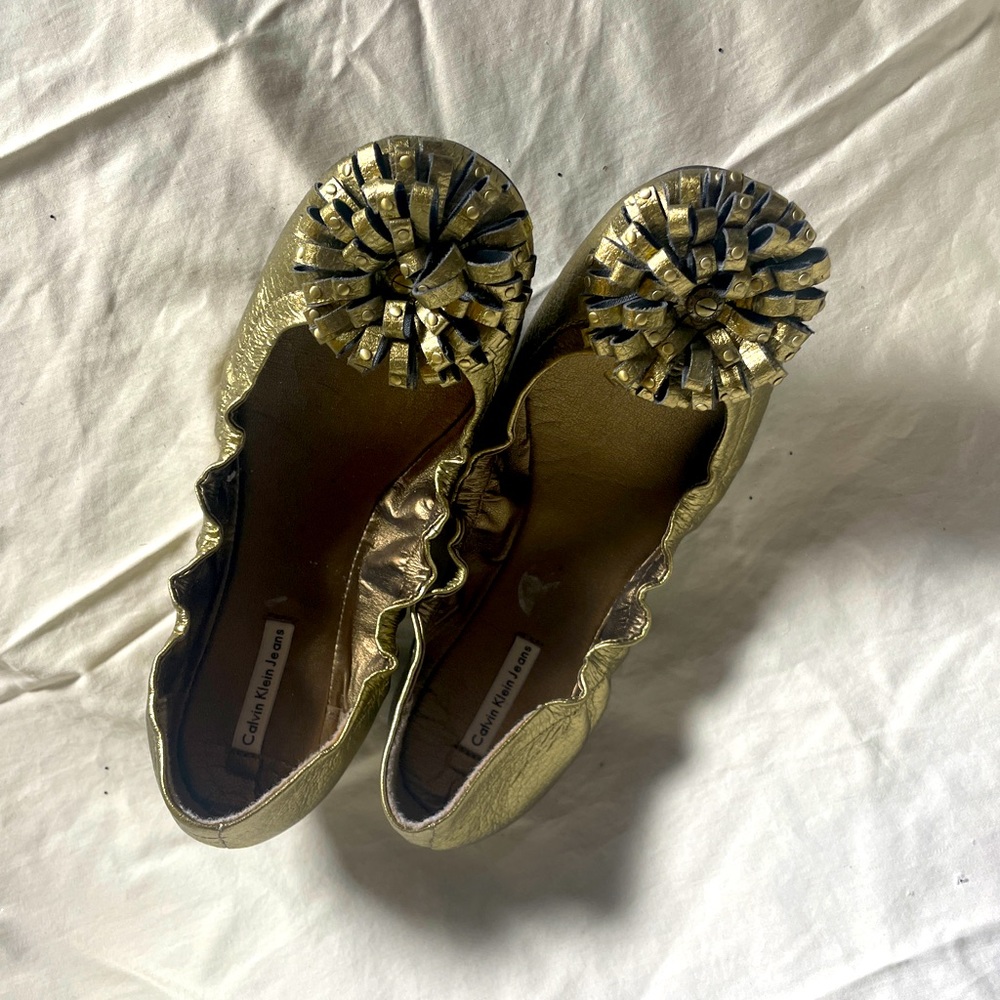 NEW Calvin Klein jeans Carmela floral ballet flat (metallic gold)